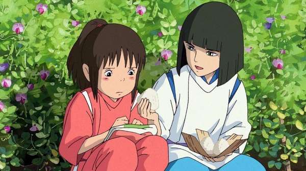 Escena de Spirited Away con Chihiro junto a Zeniba en el interior de la cabaña, en un momento de calma y aprendizaje.