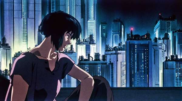 Motoko Kusanagi contemplando la ciudad futurista desde lo alto de un edificio, rodeada de luces y arquitectura cyberpunk en Ghost in the Shell.