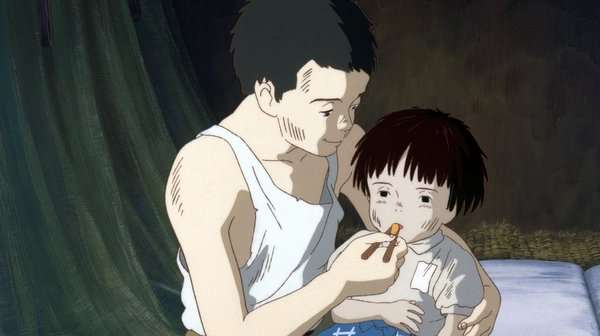 Escena de Grave of the Fireflies con Seita y Setsuko juntos, compartiendo un momento íntimo en medio de la devastación de la guerra.