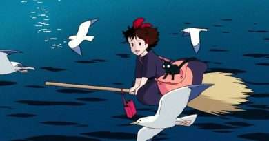 Kiki volando sobre la ciudad con su escoba en una escena de Kiki’s Delivery Service de Studio Ghibli.