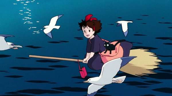 Kiki volando sobre la ciudad con su escoba en una escena de Kiki’s Delivery Service de Studio Ghibli.