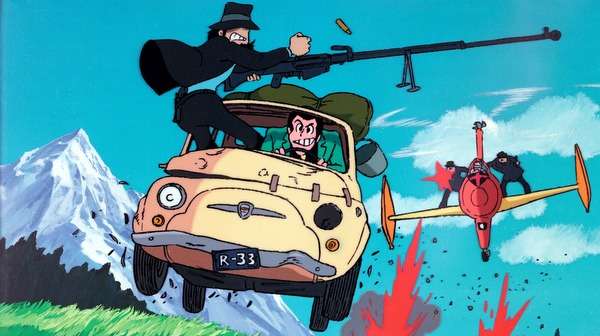 Escena de Lupin the Third: The Castle of Cagliostro con Lupin conduciendo su icónico auto amarillo durante una persecución a toda velocidad.
