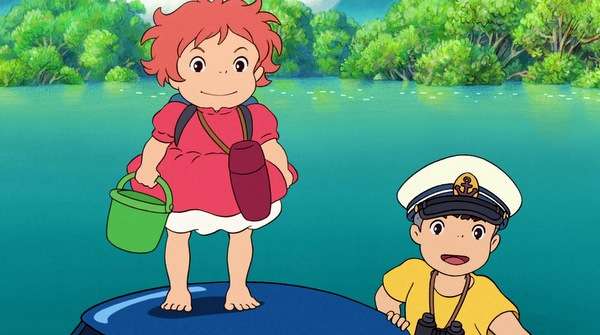 Escena de Ponyo con Ponyo y Sosuke juntos, rodeados por el mar en un momento clave de la historia.