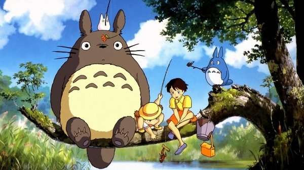 Escena de My Neighbor Totoro con Totoro junto a Satsuki y Mei, de pie en un río en un entorno natural.