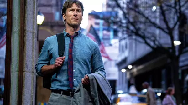 Glen Powell en una escena de la comedia criminal How to Make a Killing