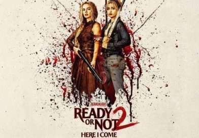 póster oficial de Ready or Not 2 con la protagonistas cubiertas de sangre tras la nueva cacería.
