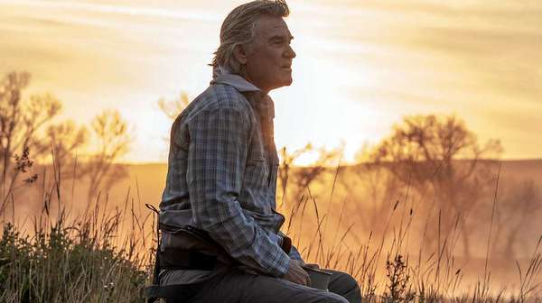 Kurt Russell en escena de The Madison en la naturaleza.