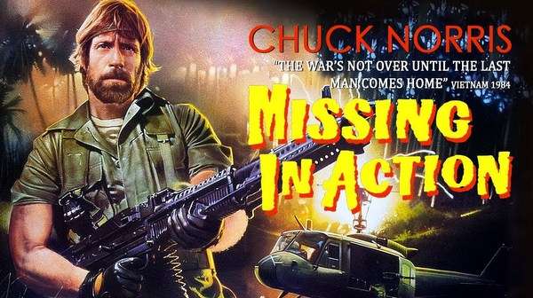 Póster de Desaparecido en acción con Chuck Norris sosteniendo una ametralladora en plena escena bélica.