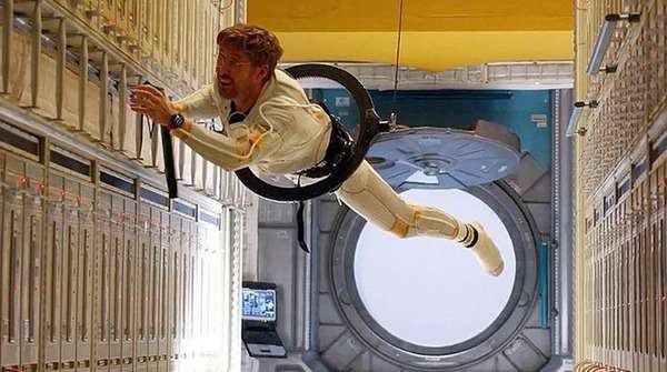 Ryan Gosling flotando en una nave espacial en una escena de Proyect Hail Mary.