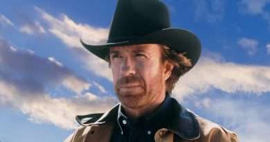 Retrato de Chuck Norris con sombrero de cowboy, ícono del cine de acción y las artes marciales.