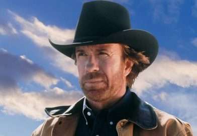 Retrato de Chuck Norris con sombrero de cowboy, ícono del cine de acción y las artes marciales.