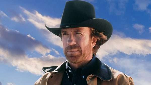 Retrato de Chuck Norris con sombrero de cowboy, ícono del cine de acción y las artes marciales.