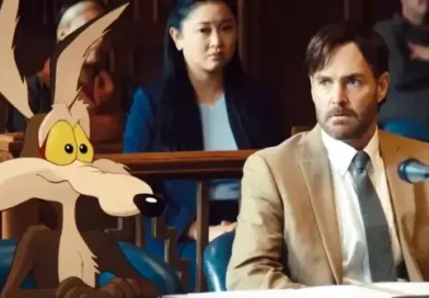 Coyote en un juzgado junto a su abogado en la película Coyote vs. Acme