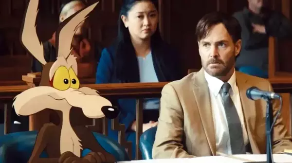 Coyote en un juzgado junto a su abogado en la película Coyote vs. Acme