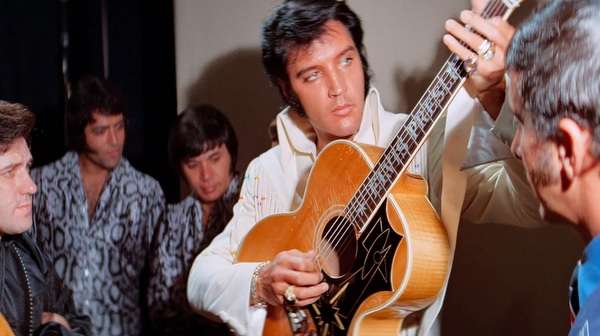 Elvis Presley en la previa de un concierto en 1970.