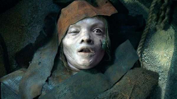 a momia dentro de un sarcófago en La posesión de La Momia escena de la película