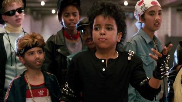 Escena de Badder con niños en la parodia del videoclip Bad en Moonwalker