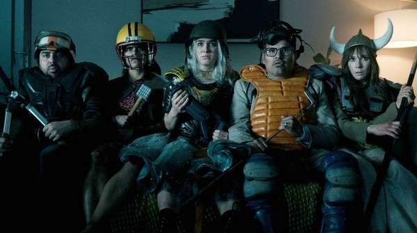 Reparto joven en Buenas noches, diviérte, no mueras en una escena de la comedia de Gore Verbisnki.