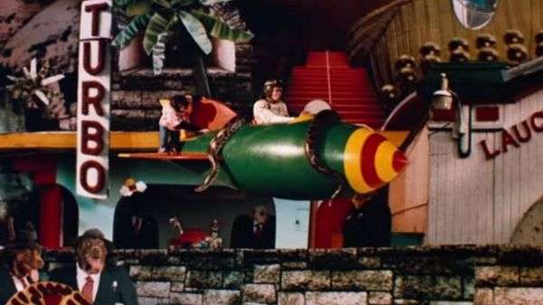 Escena del videoclip Leave Me Alone en la película Moonwalker