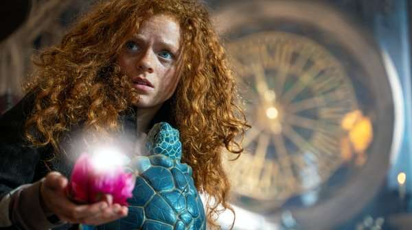 Alexa Goodall como Momo en la adaptación cinematográfica de 2025