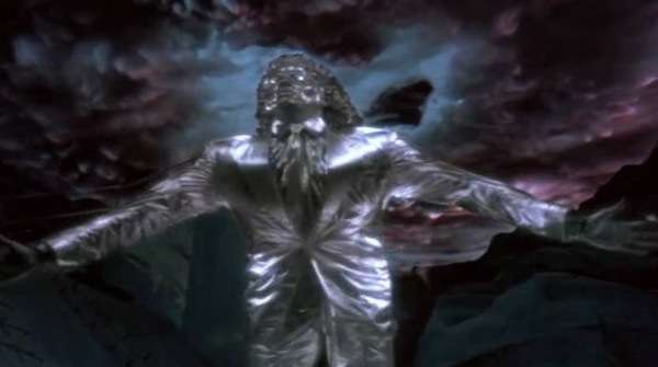 Michael Jackson convertido en robot gigante en Smooth Criminal en Moonwalker