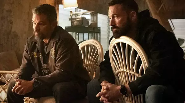 Matt Damon y Ben Affleck en una escena de The Rip thriller policial de Netflix