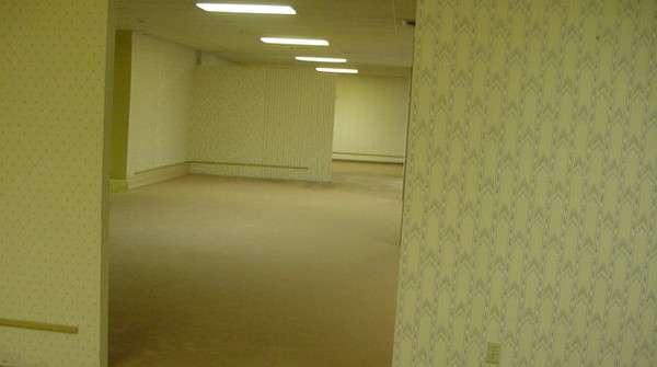 Imagen original del creepypasta Backrooms con las famosas habitaciones amarillas