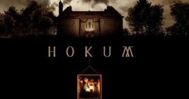 Póster de Hokum con una casa tenebrosa en un entorno oscuro y misterioso