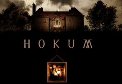 Póster de Hokum con una casa tenebrosa en un entorno oscuro y misterioso