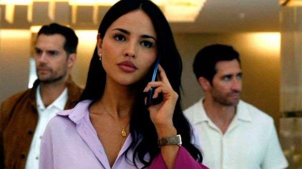 Eiza González, Henry Cavill y Jake Gyllenhaal en una escena de En la zona gris