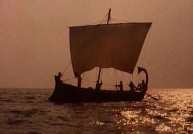 La embarcación de Ulises navega por el mar Mediterráneo en una escena de Nostos: The Return