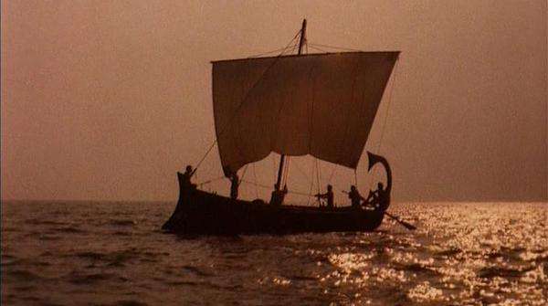 La embarcación de Ulises navega por el mar Mediterráneo en una escena de Nostos: The Return