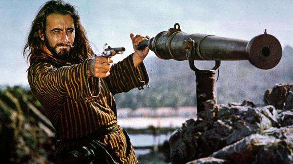 Kabir Bedi en una secuencia de acción de Sandokán 1976