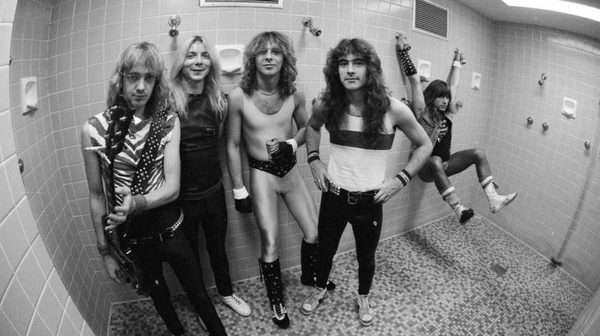 Integrantes de Iron Maiden durante los primeros años de la banda en una fotografía de archivo incluida en Burning Ambition.