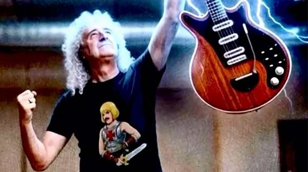 Brian May con una guitarra y una remera de He-Man durante un evento promocional.