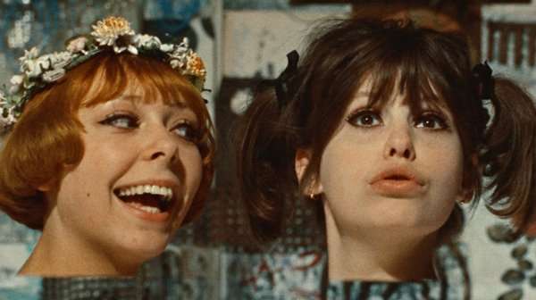 Escena de Daisies (1966) con las dos protagonistas de la sátira surrealista dirigida por Věra Chytilová.