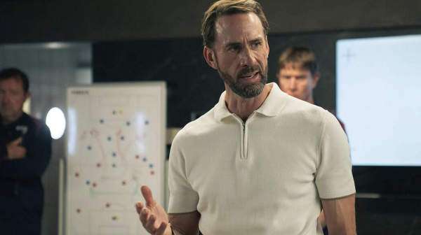 Joseph Fiennes interpretando a Gareth Southgate en una escena de la miniserie Dear England.