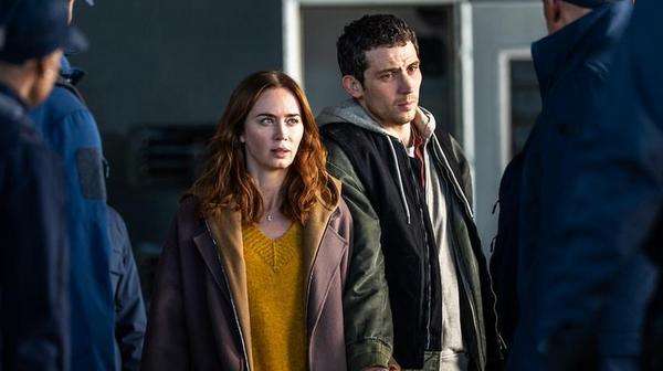 Emily Blunt y Josh O'Connor en una escena de El día de la revelación de Steven Spielberg