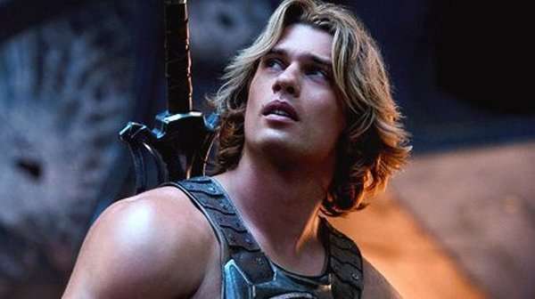 Nicholas Galitzine interpreta a He-Man en la película Amos del Universo.