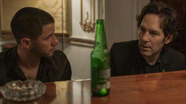 Paul Rudd y Nick Jonas en una escena de Letras robadas