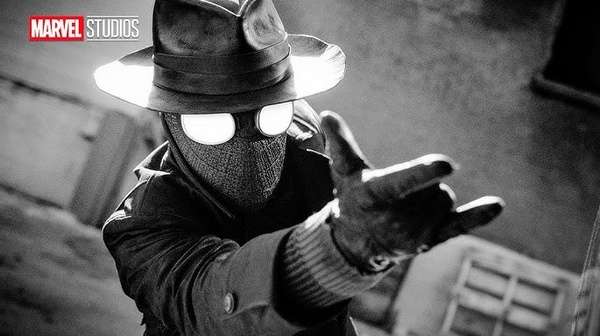 Spider-Noir en una escena en blanco y negro inspirada en el cine noir clásico.