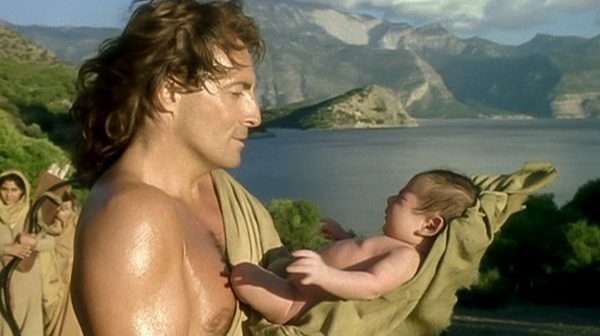 Armand Assante como Ulises junto al bebé Telémaco en una escena de La Odisea (1997)