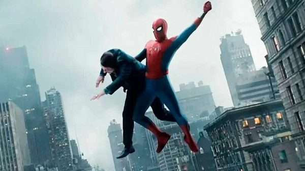 Spider-Man protagoniza una escena de acción inspirada en la portada clásica del cómic Amazing Fantasy #15.