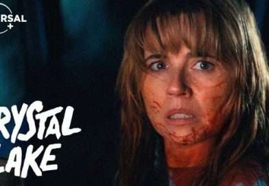 Linda Cardellini en una imagen promocional de la serie Crystal Lake.