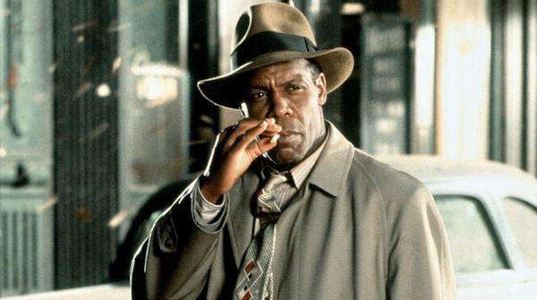 Danny Glover interpreta al detective Philip Marlowe en un episodio de Fallen Angels basado en un relato de Raymond Chandler.