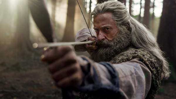Hugh Jackman interpreta a un Robin Hood envejecido en una escena de acción de The Death of Robin Hood.