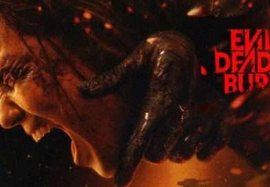 Póster oficial de Evil Dead: En llamas, nueva película de la franquicia producida por Sam Raimi.