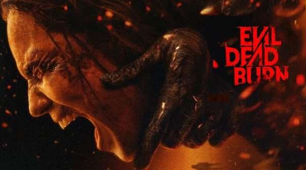 Póster oficial de Evil Dead: En llamas, nueva película de la franquicia producida por Sam Raimi.