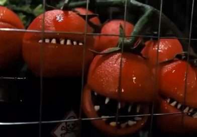 Tomates asesinos muestran sus mandíbulas en una escena de la nueva película de la franquicia.