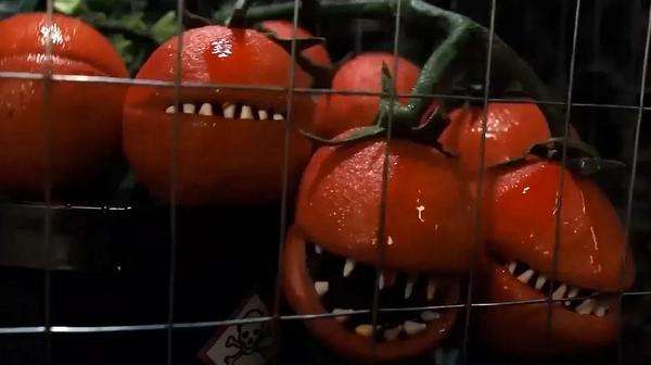Tomates asesinos muestran sus mandíbulas en una escena de la nueva película de la franquicia.